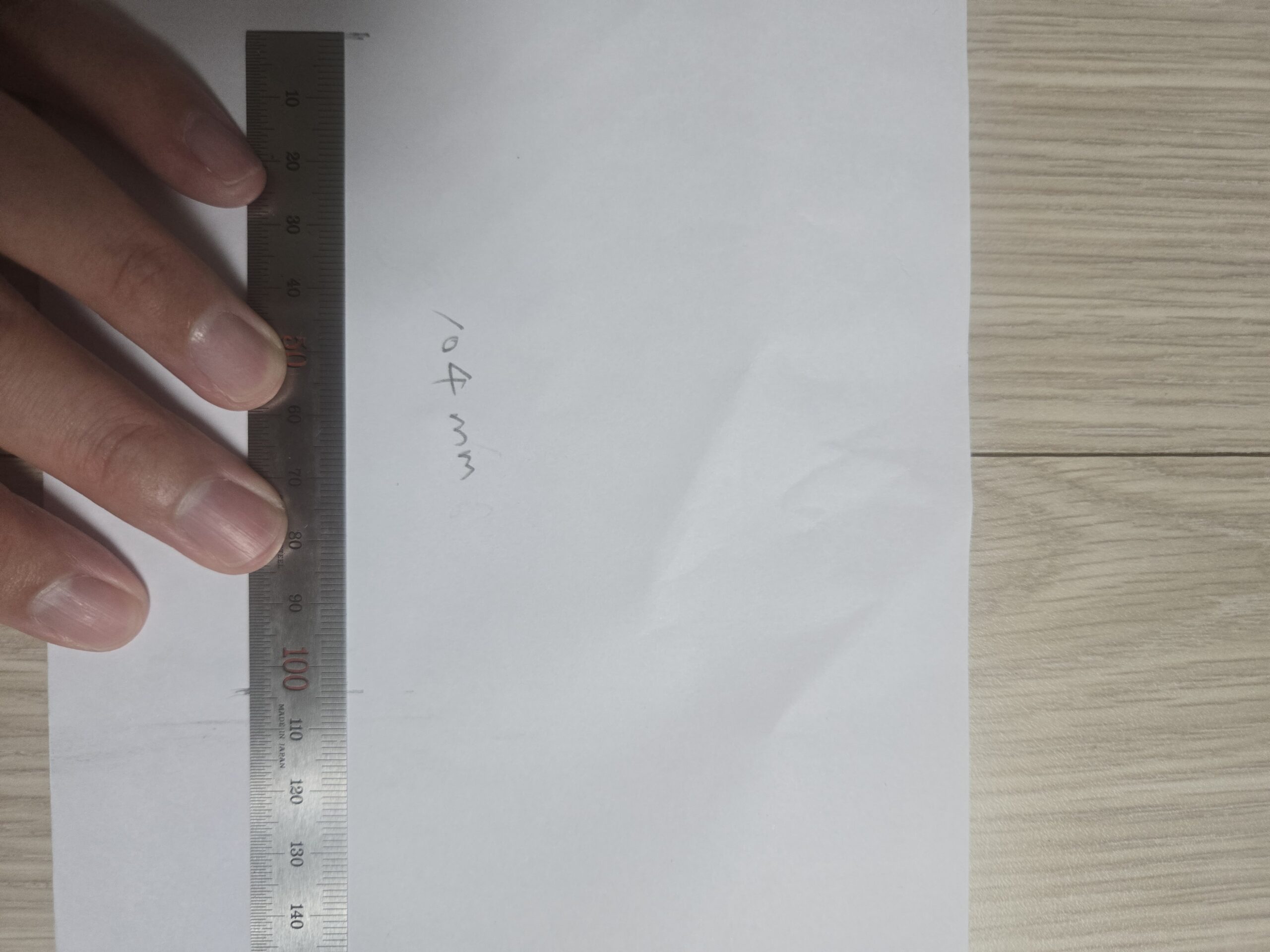 자로 발볼 너비를 재어 104mm가 나온 종이