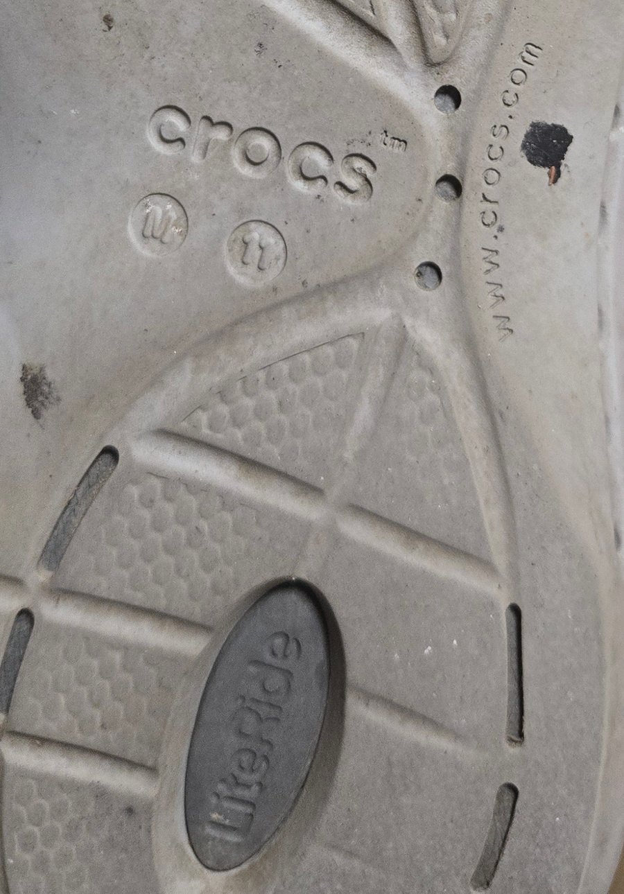 크록스 라이트라이드 밑창. crocs 로고 아래 원 두 개에 M과 11이 새겨져 있고 LiteRide 로고가 보인다. mm나 폭 표기는 없다