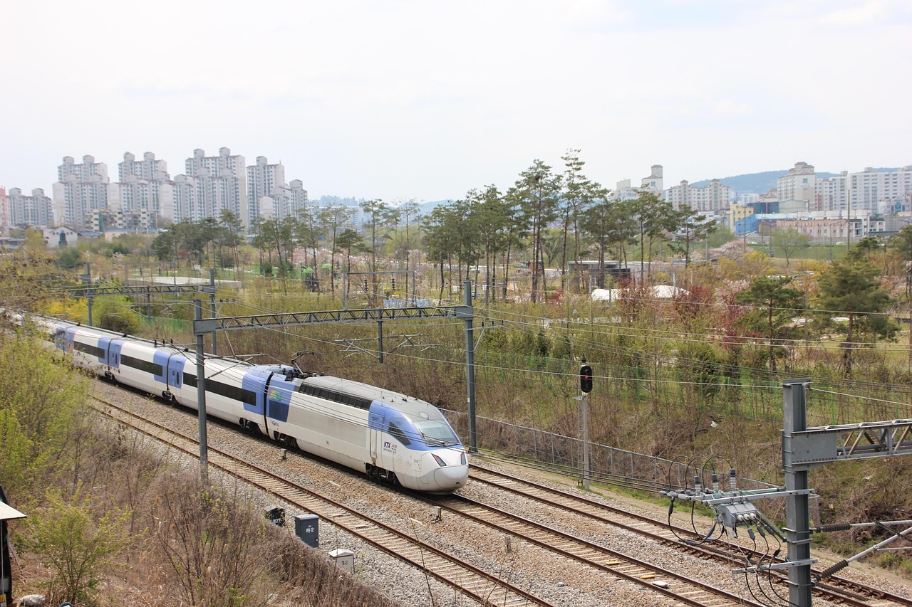도시 옆 선로를 달리는 KTX