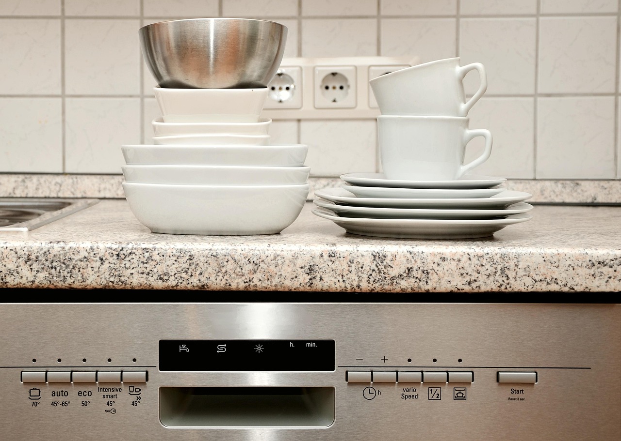 식기세척기 위 선반에 깨끗이 정리한 하얀 그릇